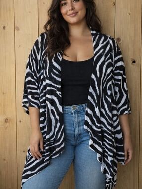 Chico’s Kimono Open Front Asymmetrical Hem Cardigan Top Black White Size 1X